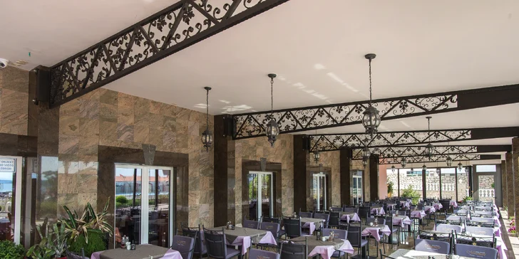 Leto v Dalmácii: hotel 2 minúty od pláže, strava, bazén a 2 deti zdarma