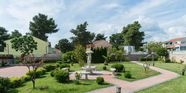 Leto v Dalmácii: hotel 2 minúty od pláže, strava, bazén a 2 deti zdarma