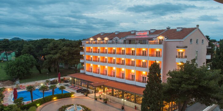 Leto v Dalmácii: hotel 2 minúty od pláže, bohatá polpenzia, bazén