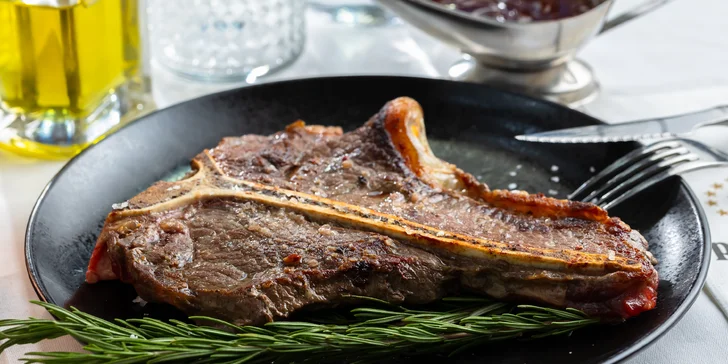 Šťavnatý steak z mladého býka v New Pulitzer: 500 g Bistecca alla Fiorentina s hranolčekmi a BBQ omáčkou