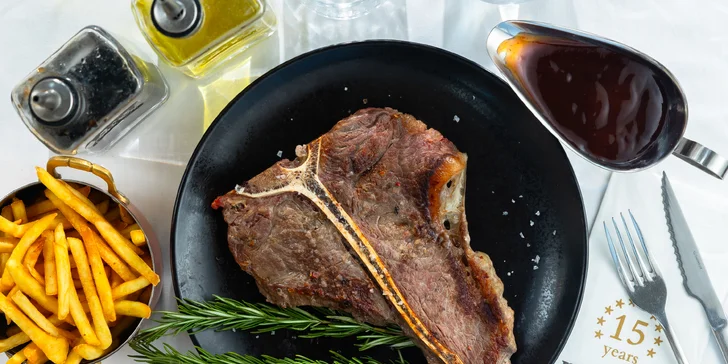Šťavnatý steak z mladého býka v New Pulitzer: 500 g Bistecca alla Fiorentina s hranolčekmi a BBQ omáčkou
