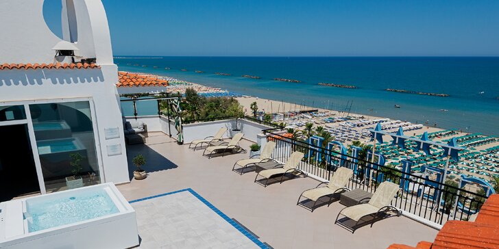 Dovolenka na Jadrane: hotel priamo pri pláži, plná penzia aj wellness s vírivkou, saunou a vyhrievanými bazénmi