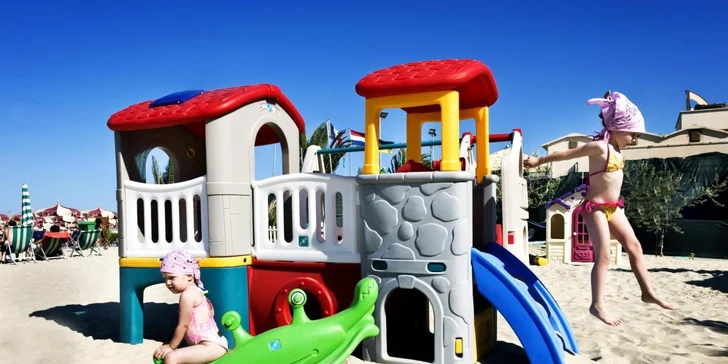 Dovolenka na Jadrane: hotel priamo pri pláži, plná penzia aj wellness s vírivkou, saunou a vyhrievanými bazénmi