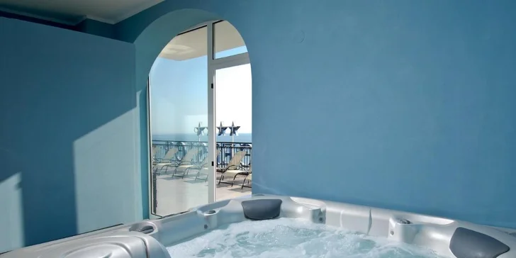 Dovolenka na Jadrane: hotel priamo pri pláži, plná penzia aj wellness s vírivkou, saunou a vyhrievanými bazénmi