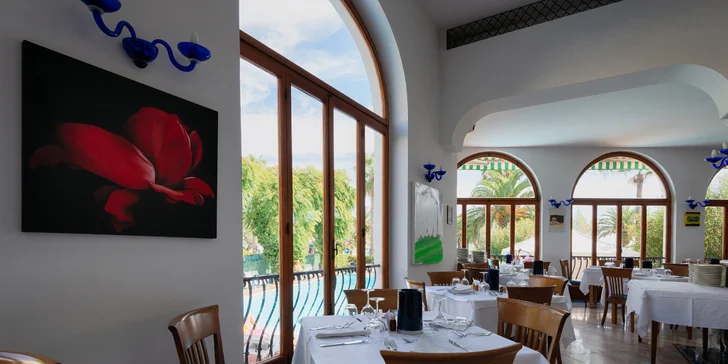 Dovolenka na Jadrane: hotel priamo pri pláži, plná penzia aj wellness s vírivkou, saunou a vyhrievanými bazénmi