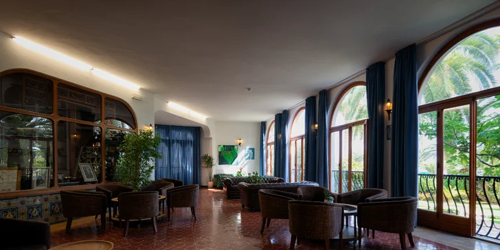 Dovolenka na Jadrane: hotel priamo pri pláži, plná penzia aj wellness s vírivkou, saunou a vyhrievanými bazénmi