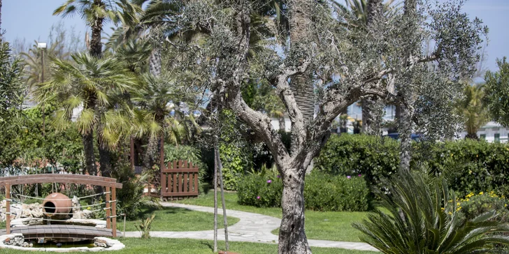 Dovolenka na Jadrane: hotel priamo pri pláži, plná penzia aj wellness s vírivkou, saunou a vyhrievanými bazénmi