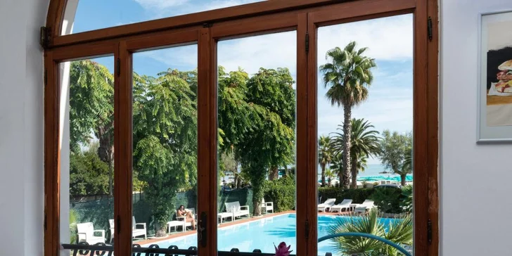 Dovolenka na Jadrane: hotel priamo pri pláži, plná penzia aj wellness s vírivkou, saunou a vyhrievanými bazénmi
