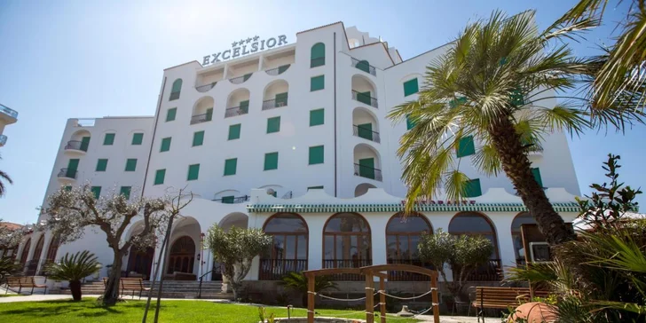 Dovolenka na Jadrane: hotel priamo pri pláži, plná penzia aj wellness s vírivkou, saunou a vyhrievanými bazénmi