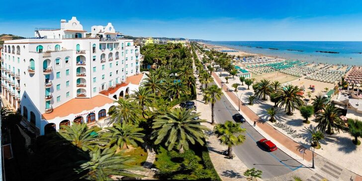 Dovolenka na Jadrane: hotel priamo pri pláži, plná penzia aj wellness s vírivkou, saunou a vyhrievanými bazénmi