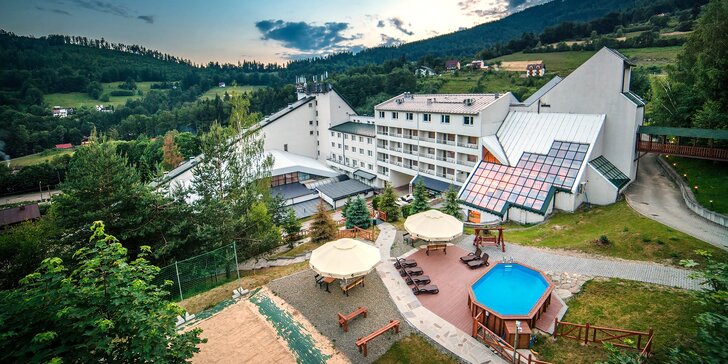 Rodinná dovolenka v poľských Beskydách: horský hotel s polpenziou, wellness, vonkajší bazén a vyžitie pre deti