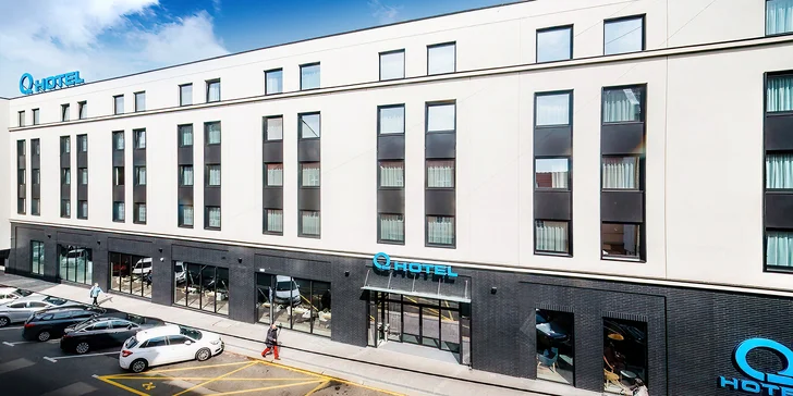Moderný hotel v centre Katovíc: bufetové raňajky a prechádzky mestom