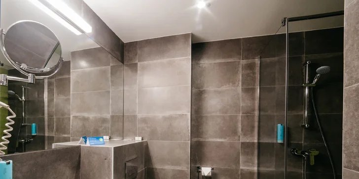 Moderný hotel v centre Katovíc: bufetové raňajky a prechádzky mestom