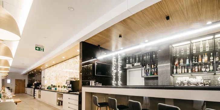Moderný hotel v centre Katovíc: bufetové raňajky a prechádzky mestom