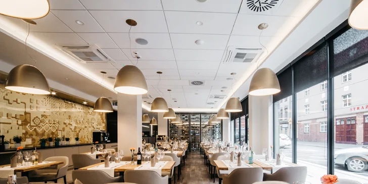 Moderný hotel v centre Katovíc: bufetové raňajky a prechádzky mestom