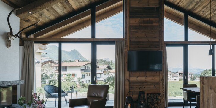 Moderný horský hotel v Kitzbühelských Alpách: sauny, bazény aj polpenzia, pobyt v zime aj lete