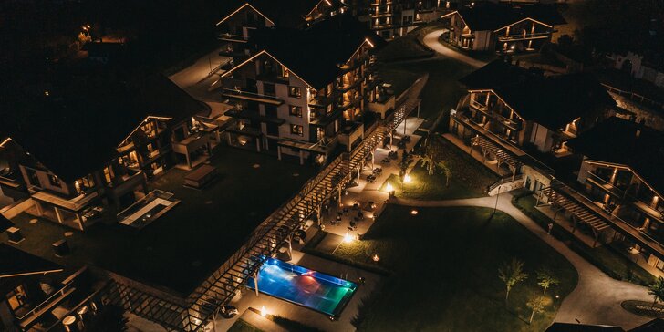 Moderný horský hotel v Kitzbühelských Alpách: sauny, bazény aj polpenzia, pobyt v zime aj lete