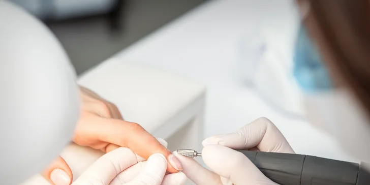 Manikúra, pedikúra, masáž šije a chrbta alebo celého tela v Emerite