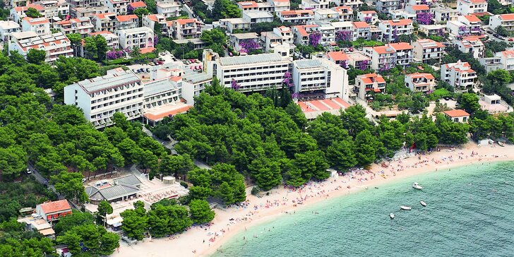 Dovolenka na Makarske: hotel 50 m od pláže, polpenzia, izby s výhľadom na more alebo hory