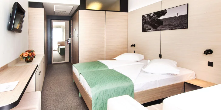 Dovolenka na Makarske: hotel 50 m od pláže, polpenzia, izby s výhľadom na more alebo hory
