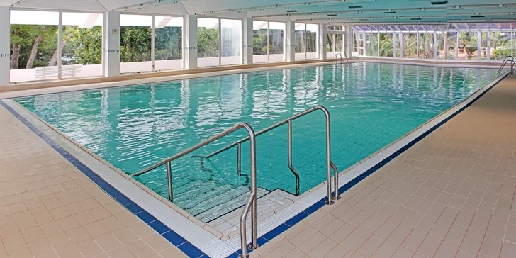 Dovolenka na Makarske: hotel 50 m od pláže, polpenzia, izby s výhľadom na more alebo hory