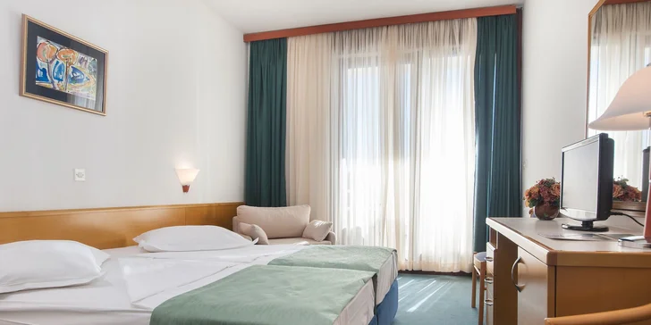 Dovolenka na Makarske: hotel 50 m od pláže, polpenzia, izby s výhľadom na more alebo hory