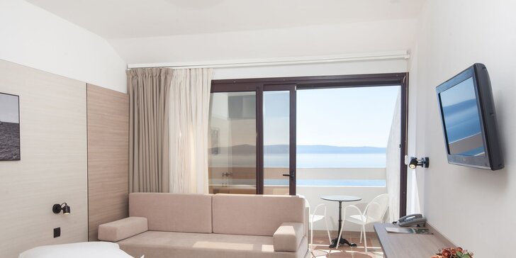 Dovolenka na Makarske: hotel 50 m od pláže, polpenzia, izby s výhľadom na more alebo hory