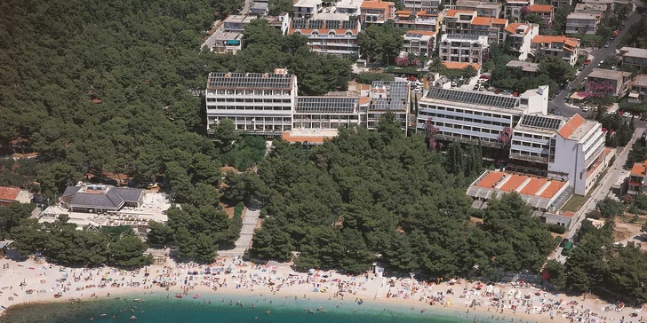 Dovolenka na Makarske: hotel 50 m od pláže, polpenzia, izby s výhľadom na more alebo hory