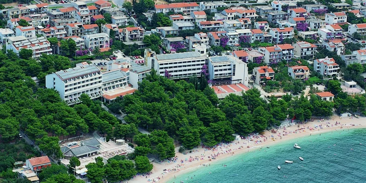 Dovolenka na Makarske: hotel 50 m od pláže, polpenzia, izby s výhľadom na more alebo hory