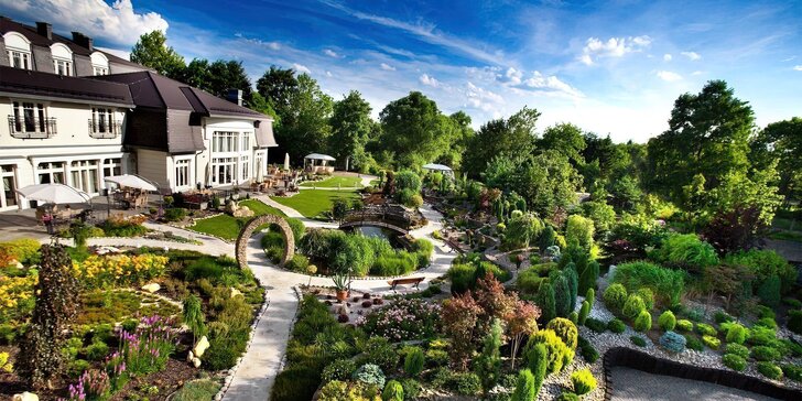 Pobyt v oceňovanom hoteli v Katoviciach s anglickou záhradou: bohaté raňajky, voucher do reštaurácie aj relaxačná zóna