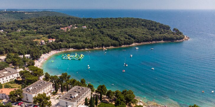 Dovolenka pri chorvátskej Pule: ubytovanie priamo na pláži, raňajky aj first minute zľava