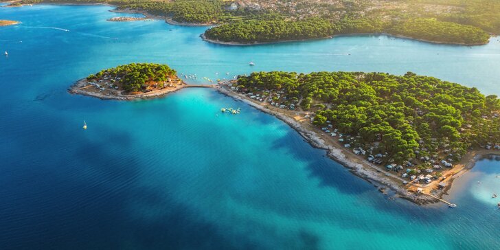 Dovolenka pri chorvátskej Pule: ubytovanie priamo na pláži, raňajky aj first minute zľava