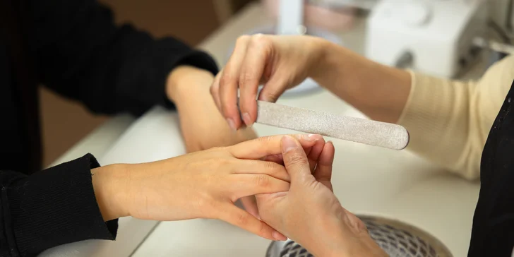 Gélové či akrylové nechty alebo mokrá pedikúra s gél lakom