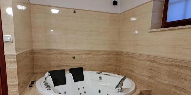 Horský hotel v Nízkych Beskydách: vstup do soľnej jaskyne, v ponuke polpenzia aj jazda na koni