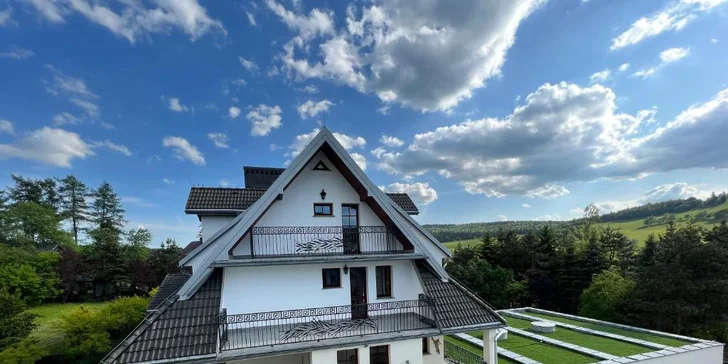 Horský hotel v Nízkych Beskydoch: vstup do soľnej jaskyne, v ponuke polpenzia aj jazda na koni
