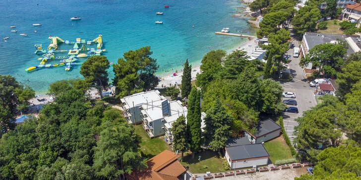 Plážový rezort v chorvátskej Pule: moderný mobilný domček s terasou až pre 6 osôb