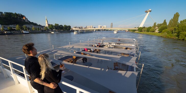 Čardáš na Dunaji: Zážitková plavba loďou s trojchodovou večerou a živou hudbou