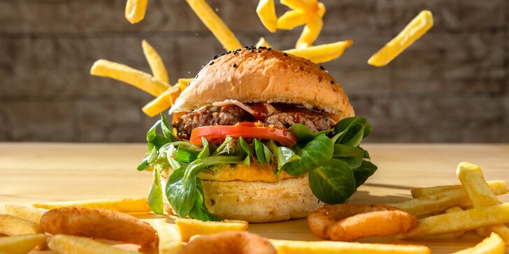 Šťavnatý hovädzí či kurací burger s hranolčekmi a cibuľovými krúžkami