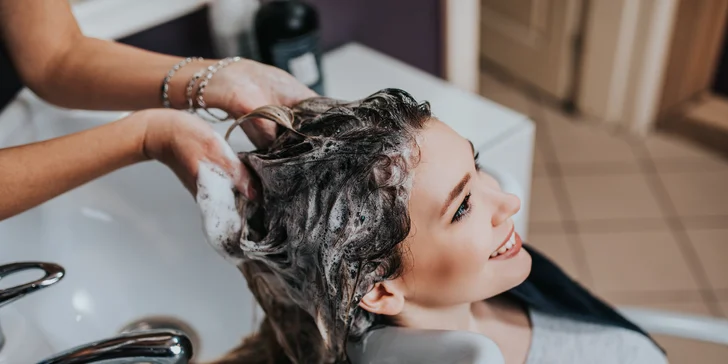 Strih pre dámy vrátane stylingu alebo účinná rekonštrukčná kúra