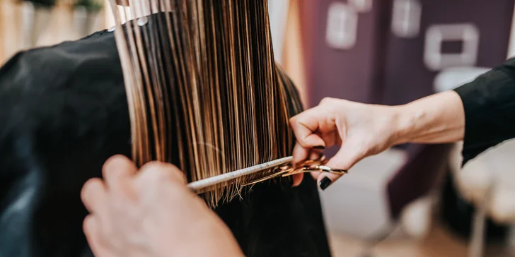 Strih pre dámy vrátane stylingu alebo účinná rekonštrukčná kúra