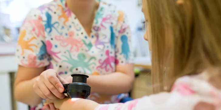Vyšetrenie znamienok digitálnym dermatoskopom alebo ich odstránenie elektrokauterom