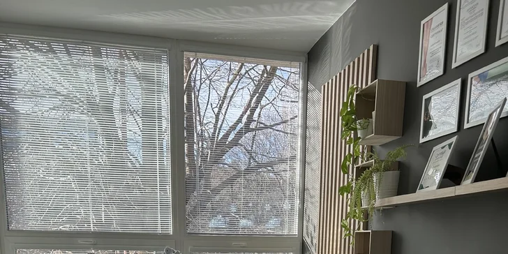 Suchá manikúra, manikúra s výživným lakom, gél lak, pedikúra s masážou alebo gél lakom a i.
