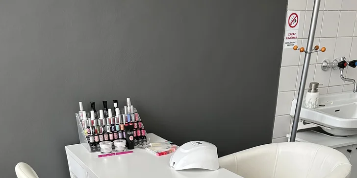 Suchá manikúra, manikúra s výživným lakom, gél lak, pedikúra s masážou alebo gél lakom a i.