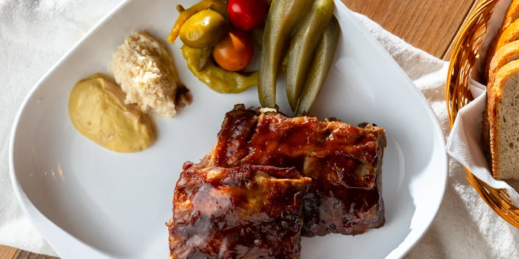 Šťavnaté BBQ rebrá alebo bravčové koleno s prílohami vo Feriba Craft Beer Pub