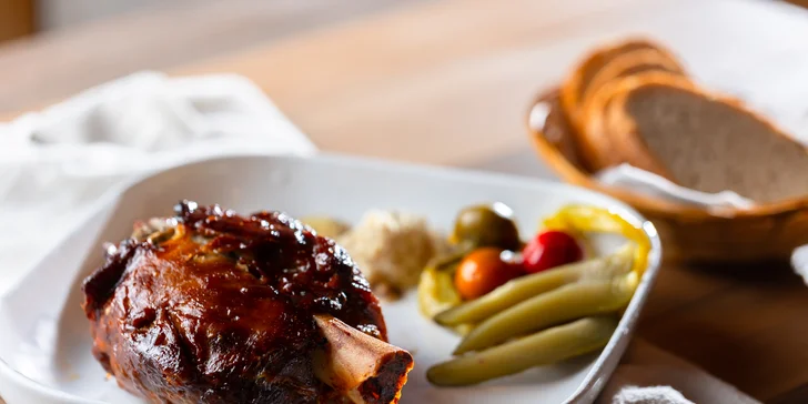 Šťavnaté BBQ rebrá alebo bravčové koleno s prílohami vo Feriba Craft Beer Pub