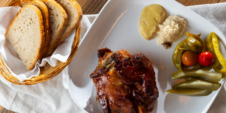 Šťavnaté BBQ rebrá alebo bravčové koleno s prílohami vo Feriba Craft Beer Pub