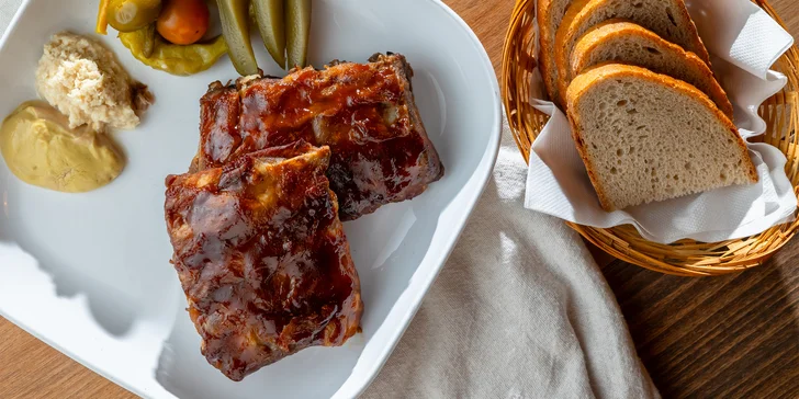 Šťavnaté BBQ rebrá alebo bravčové koleno s prílohami vo Feriba Craft Beer Pub
