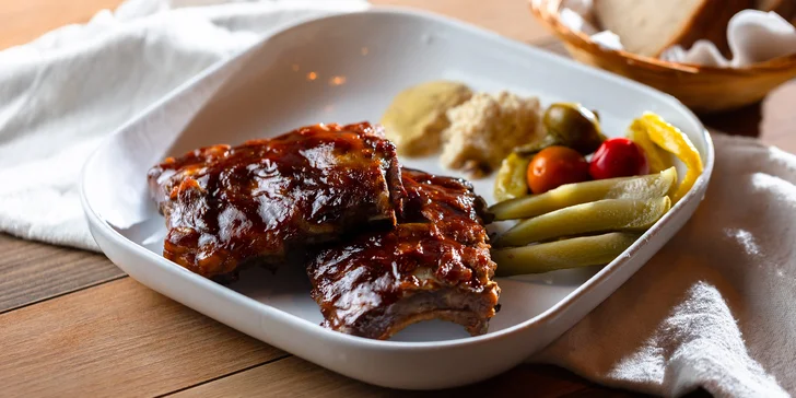 Šťavnaté BBQ rebrá alebo bravčové koleno s prílohami vo Feriba Craft Beer Pub