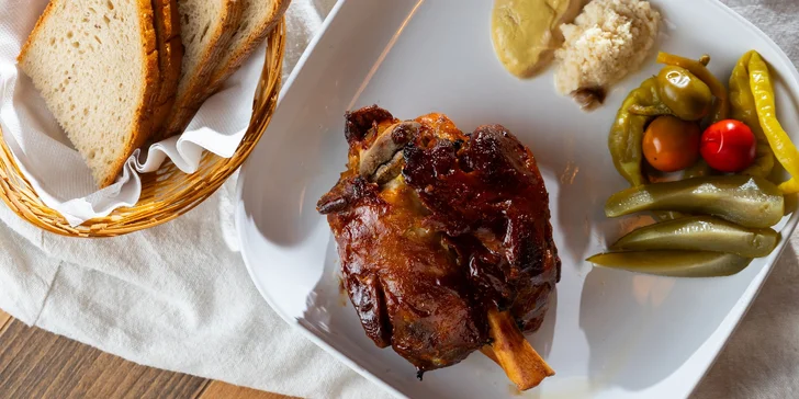 Šťavnaté BBQ rebrá alebo bravčové koleno s prílohami vo Feriba Craft Beer Pub