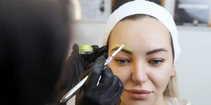 Permanentný makeup pier, obočia alebo horných liniek